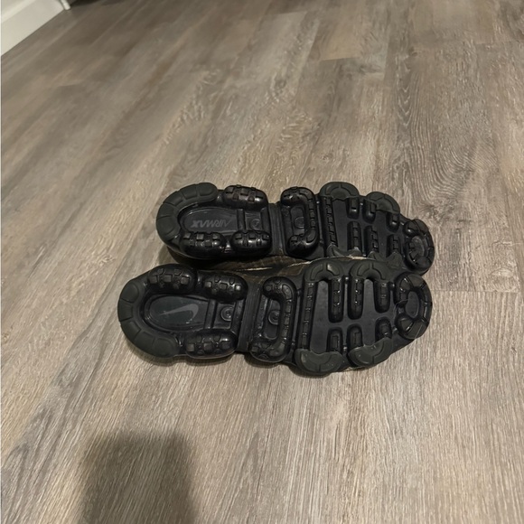 Men’s Nike Vapor Max Tennis Shoes - Picture 5 of 6